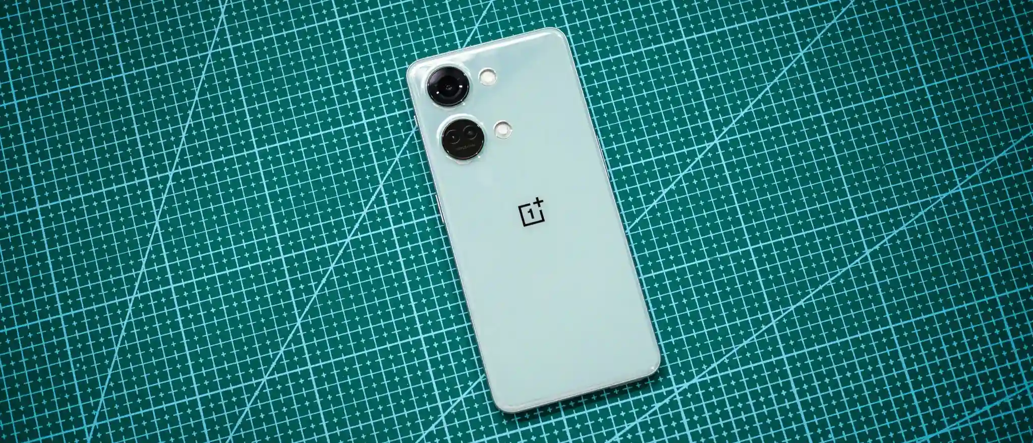 Главный субфлагман OnePlus рухнул в цене. У него топовая производительность и куча памяти 