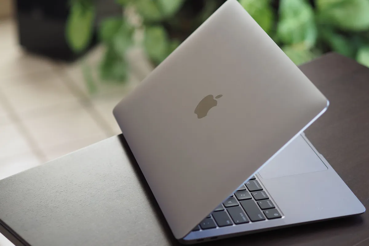 MacBook Air на M1 скоро исполнится четыре года. Стоит ли брать самый популярный ультрабук в 2024 году?