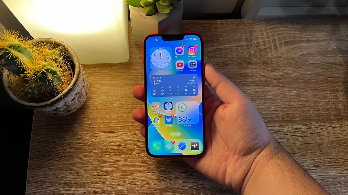 iPhone 14 мощно подешевел. Но лучше брать другой смартфон Apple – и вот почему