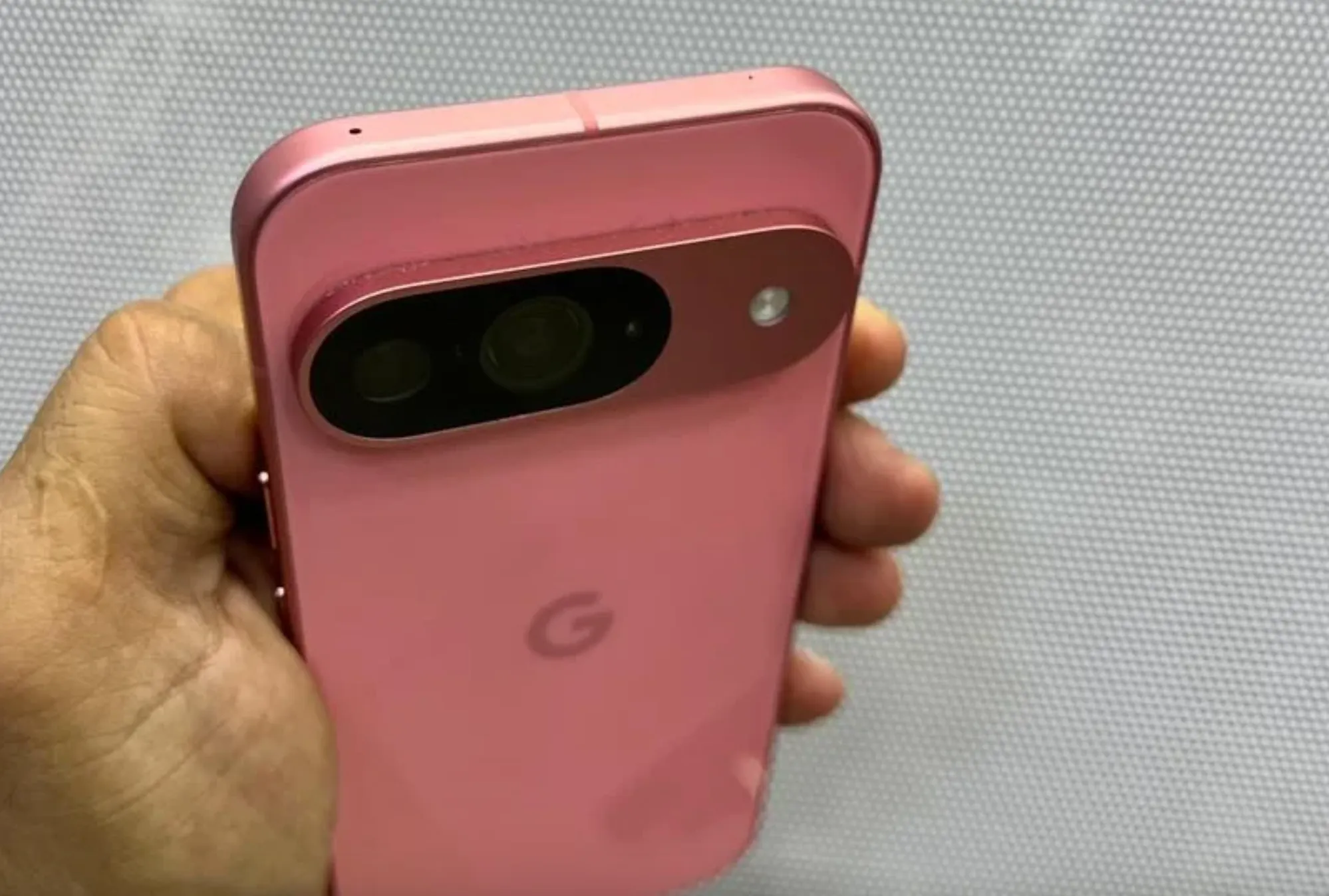 Google Pixel 9 впервые показали вживую. Он больше похож на iPhone, чем на обычный «пиксель»