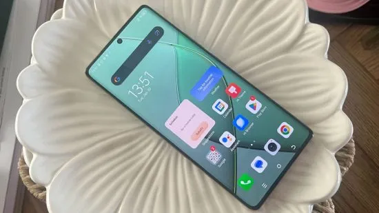 Вы видели, что Tecno предлагает всего за 18 тысяч рублей? Премиальный дизайн, 120-герцовый AMOLED-экран и крутую производительность