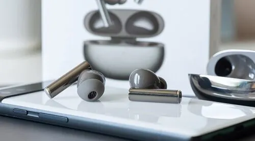 Свежие наушники Realme стоят возмутительно дешево. Они шикарно звучат и долго держат заряд
