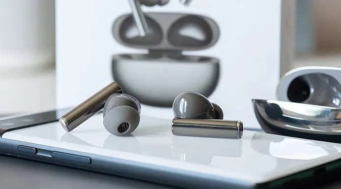 Свежие наушники Realme стоят возмутительно дешево. Они шикарно звучат и долго держат заряд