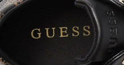 Кроссовки от Guess обесценились на Яндекс Маркете. Эти модели сливают за копейки