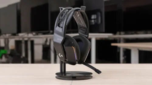 Эти наушники Logitech просто созданы для геймеров. В них вообще нет задержки, а еще они очень комфортно сидят на голове