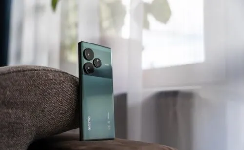 Главный хит Realme отдают с неплохой скидкой. Он с легкостью тянет любые игры и заряжается меньше чем за полчаса