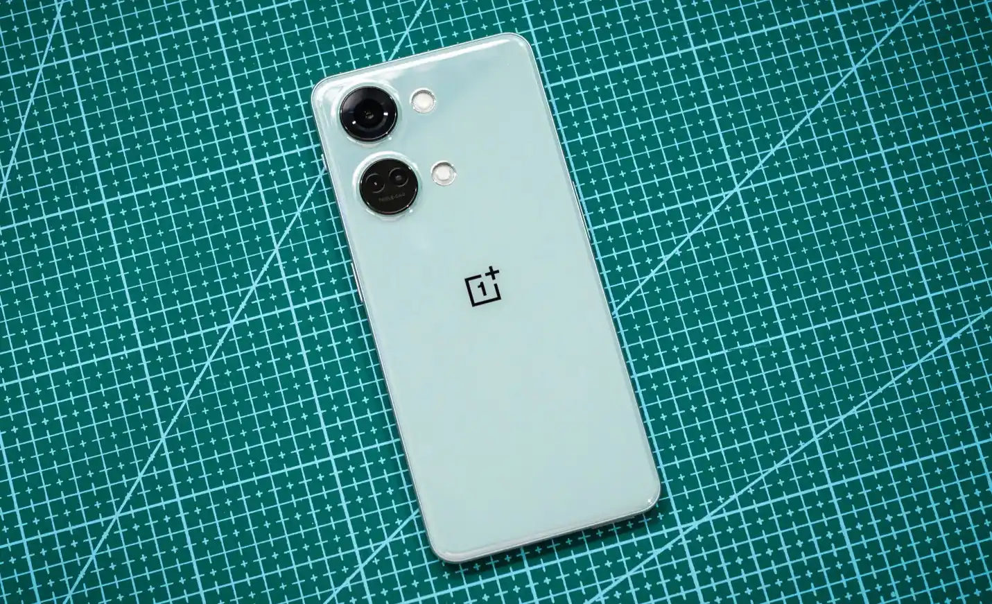«Даже шустрее айфона». Монстр производительности OnePlus рухнул в цене