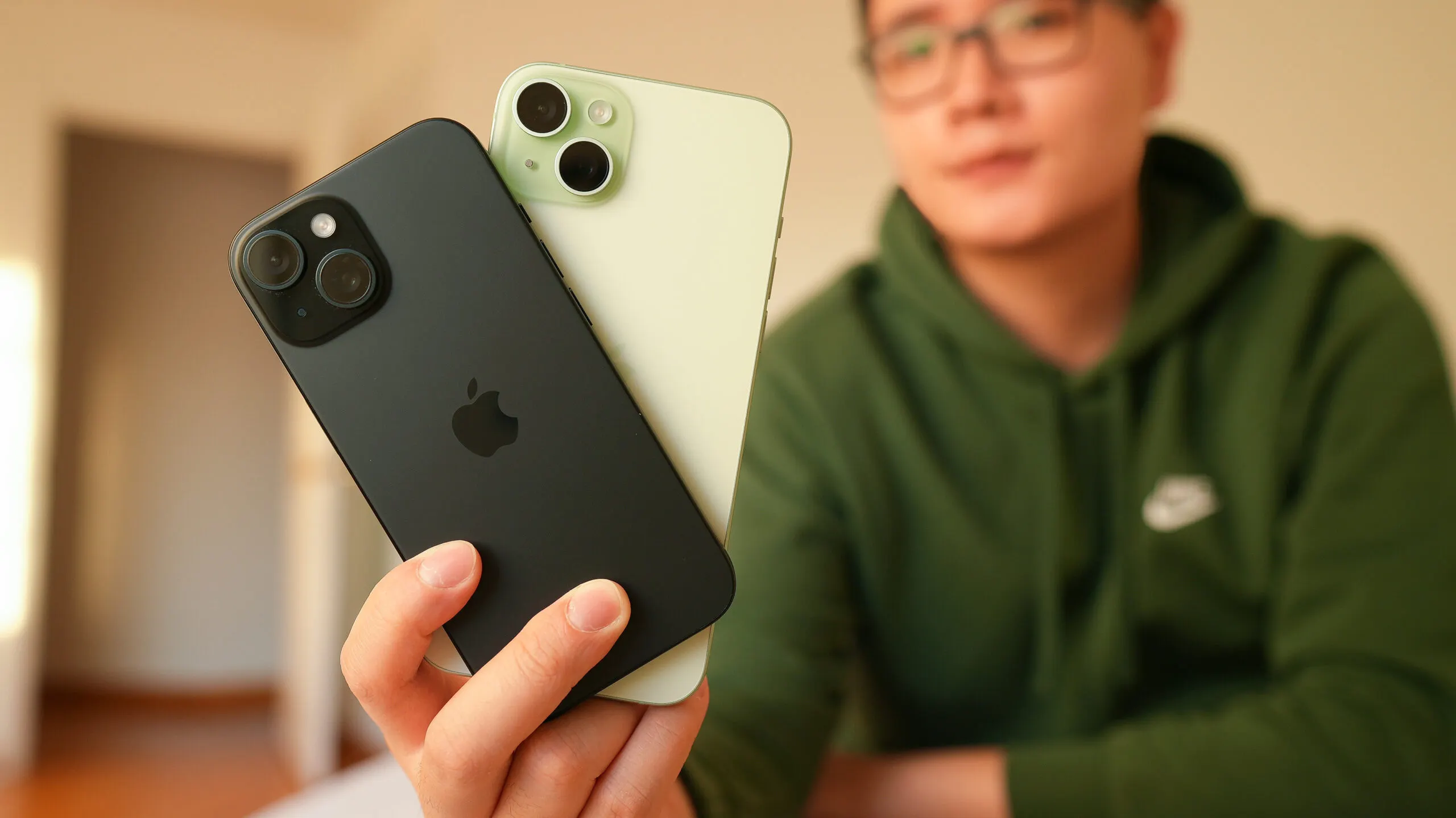 Почти все iPhone подорожали в России в августе. Какие модели Apple теперь покупать?