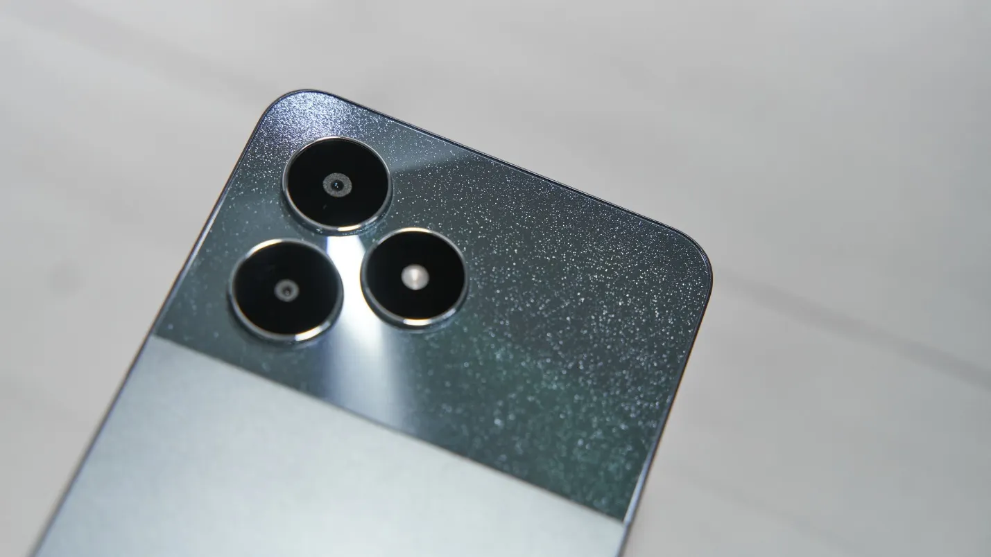 Этот ультрабюджетный Realme — самый продаваемый смартфон в России. Какие еще девайсы попали в топ?