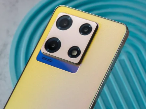 Скорее хватайте этот недооцененный Infinix. Стоит всего 17 тысяч, но поддерживает беспроводную зарядку