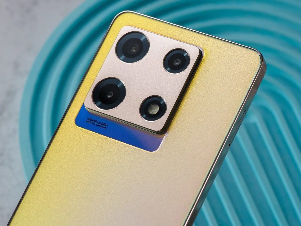 Скорее хватайте этот недооцененный Infinix. Стоит всего 17 тысяч, но поддерживает беспроводную зарядку