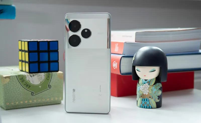 «Телефон моей мечты». Флагманский Realme внезапно подешевел на Маркете 