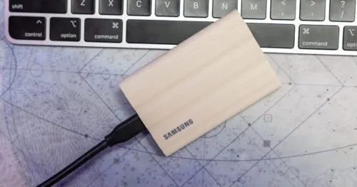 Быстрый и компактный Samsung T7 Shield подешевел в России. Этот накопитель практически невозможно сломать или утопить
