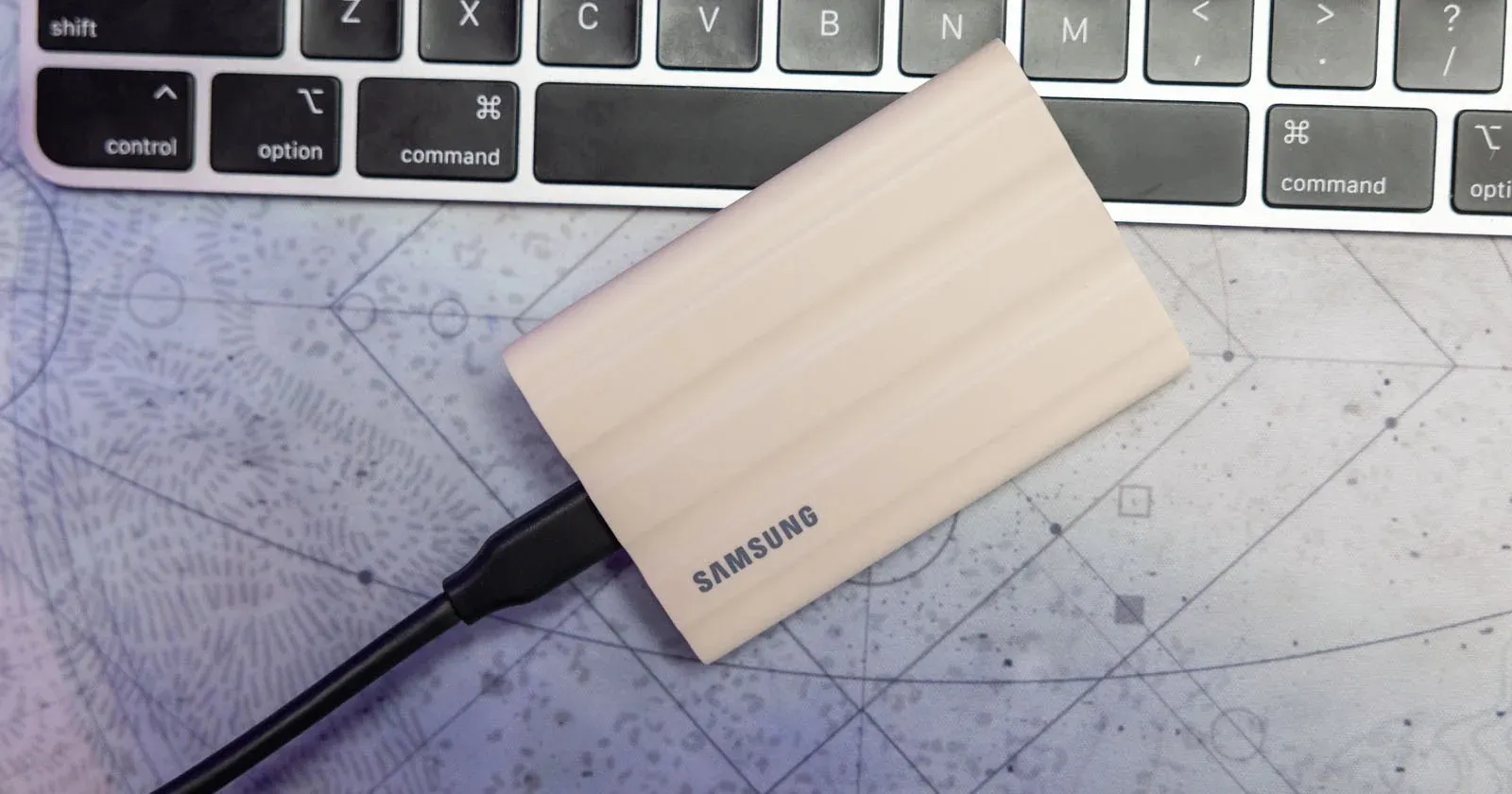 Быстрый и компактный Samsung T7 Shield подешевел в России. Этот накопитель практически невозможно сломать или утопить