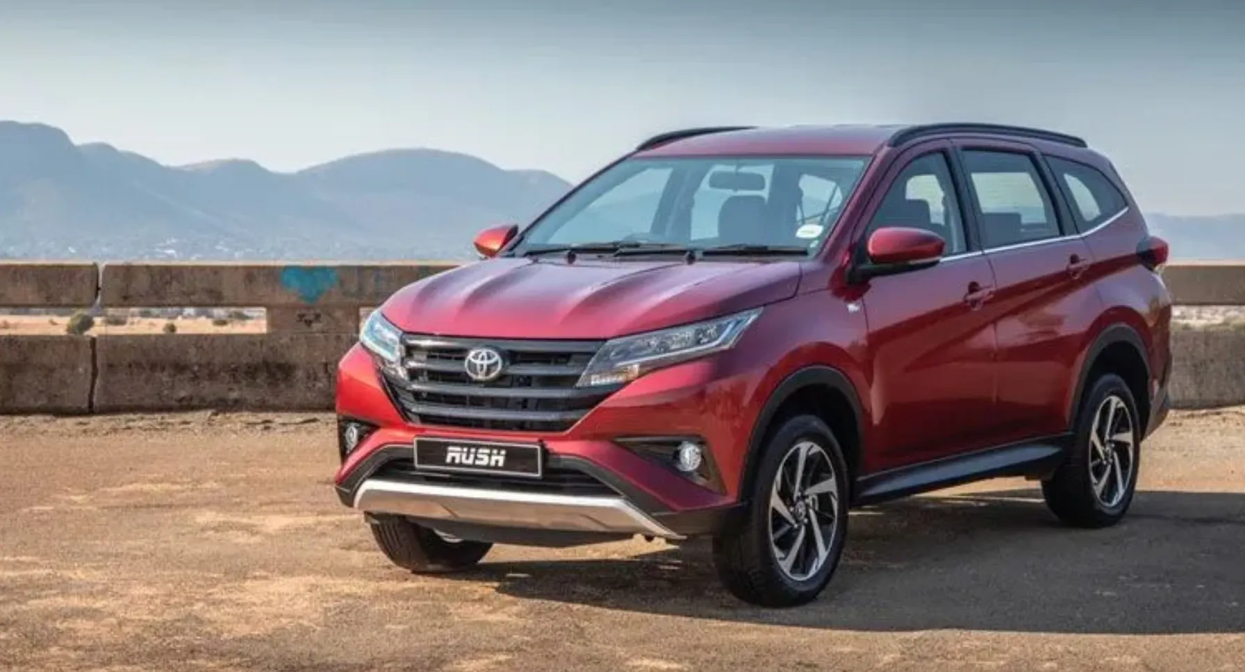 В Россию приехал Toyota Rush. Этот семиместный кроссовер дешевле китайских аналогов