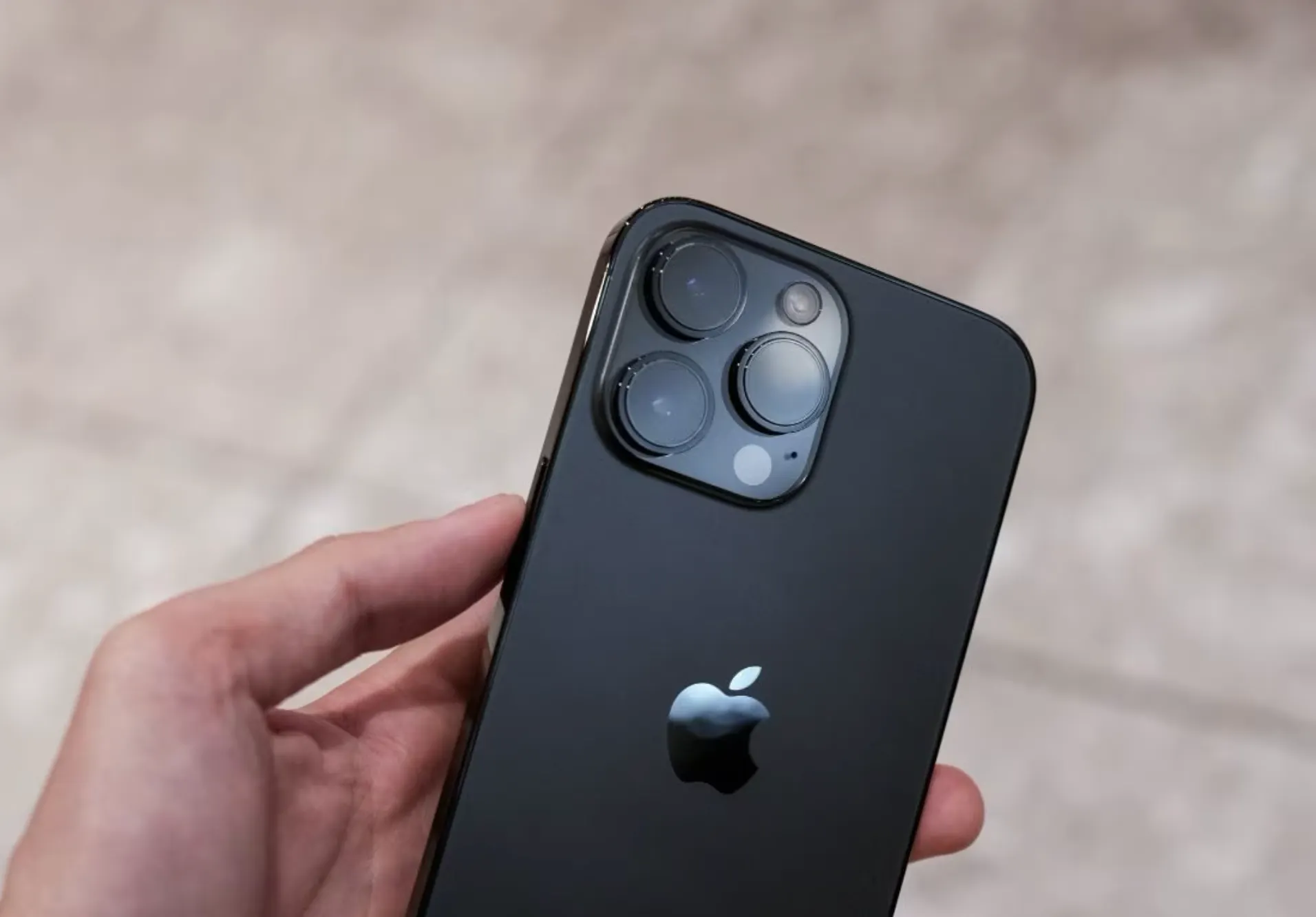 В чем iPhone 15 Pro уступает флагману на Android? Топ-5 претензий к флагману Apple