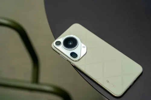 «Совсем не хочется выпускать его из рук». Топовый Huawei подешевел на Маркете