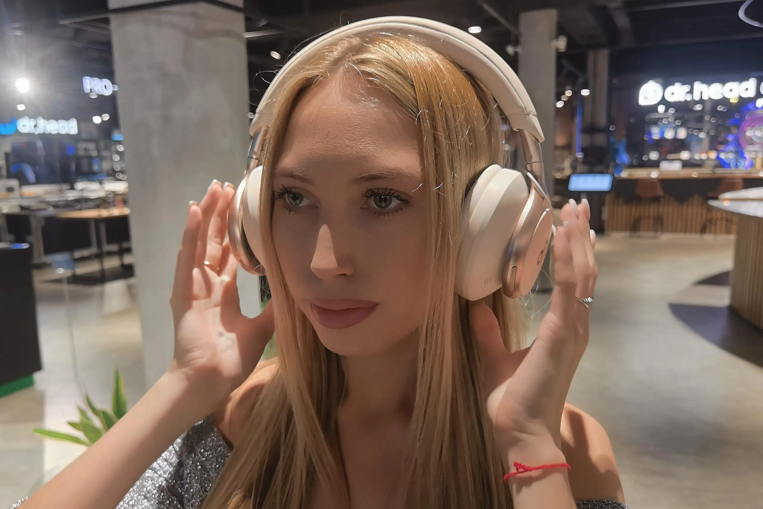 Эксперты назвали лучшие полноразмерные наушники. Модели от Sony и других брендов – все не дороже 10 тысяч рублей