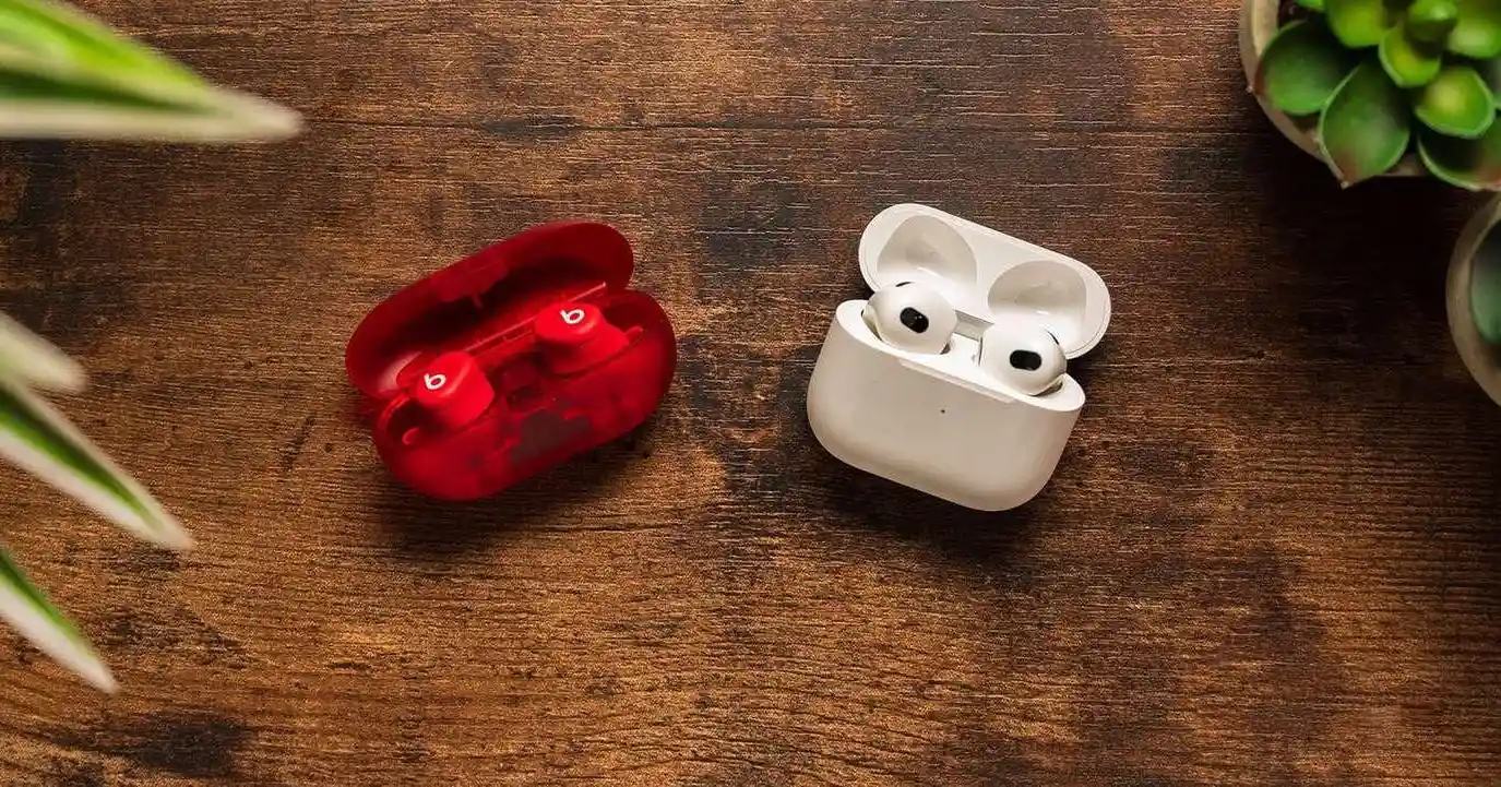 4 причины отказаться от AirPods 4 и взять новые Beats Solo Buds. Они уже продаются в России со скидкой