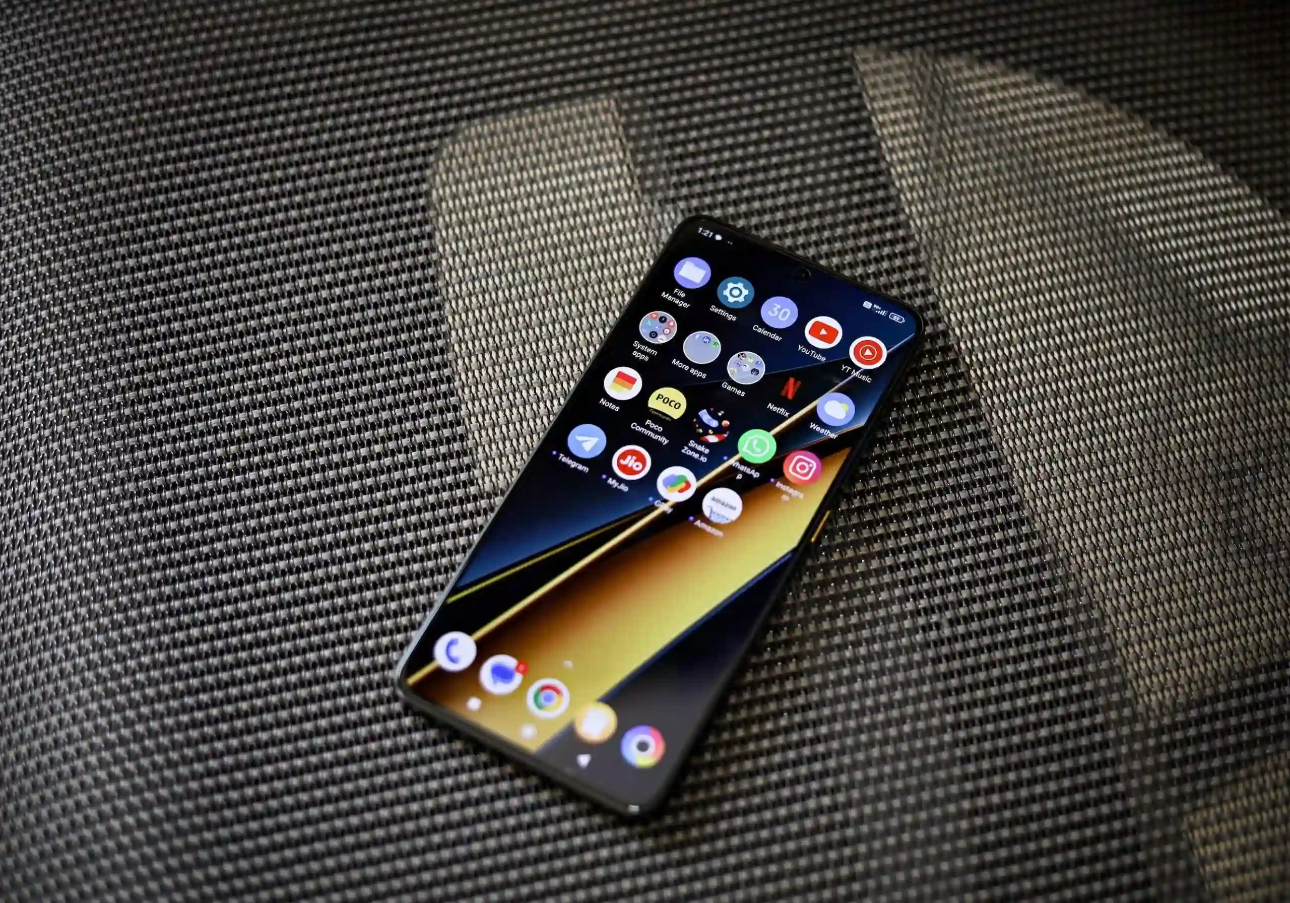 «Бог среди смартфонов». Лучший Xiaomi Poco сливают за бесценок