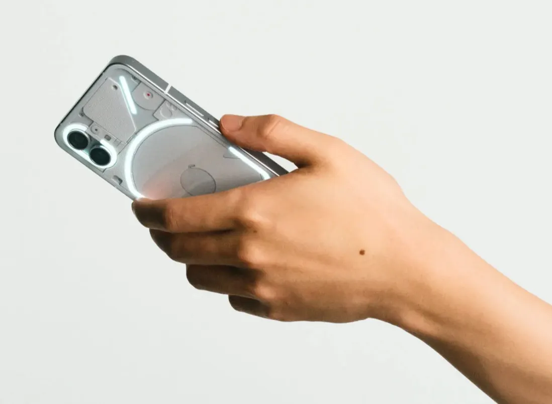 Уже забыли про Nothing Phone (1)? Зря: легендарный смартфон до сих пор продается по низкой цене