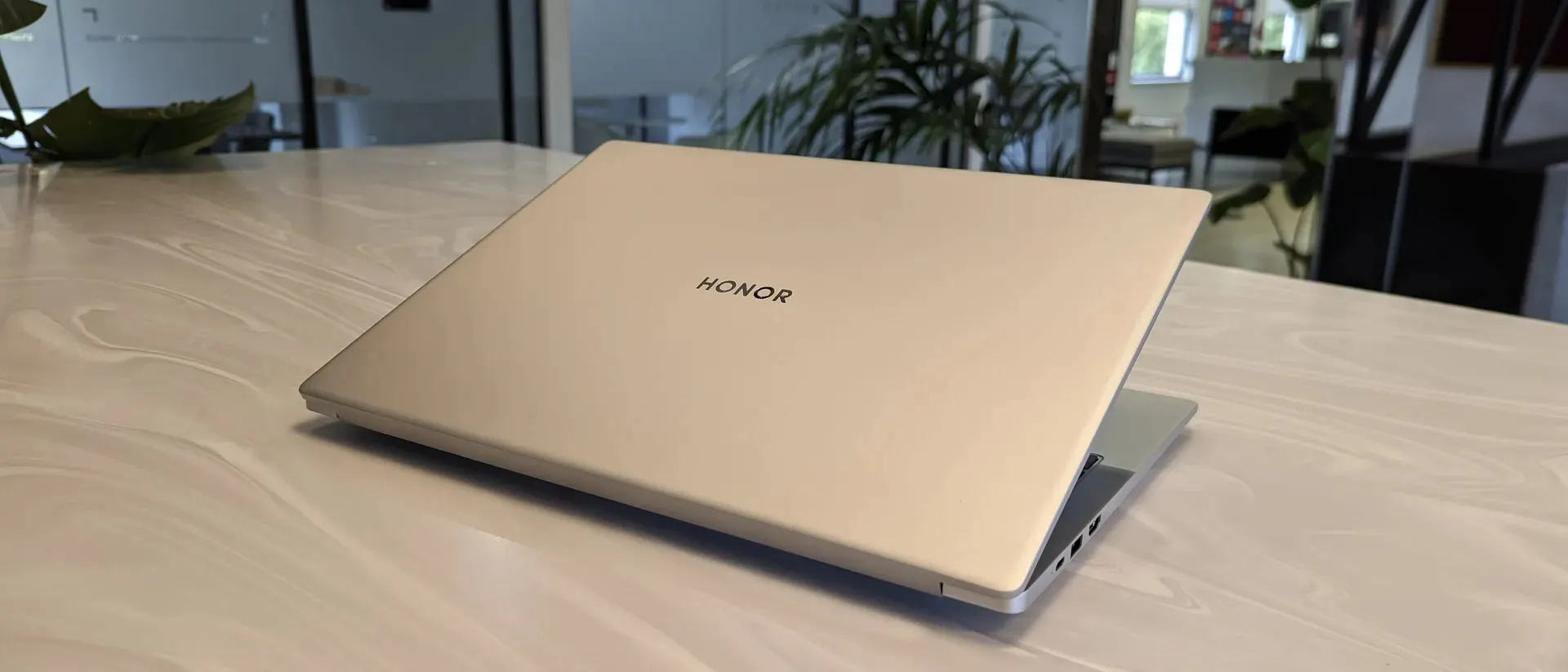 Ищете замену MacBook Air, но с Windows? Этот Honor MagicBook хорош во всём