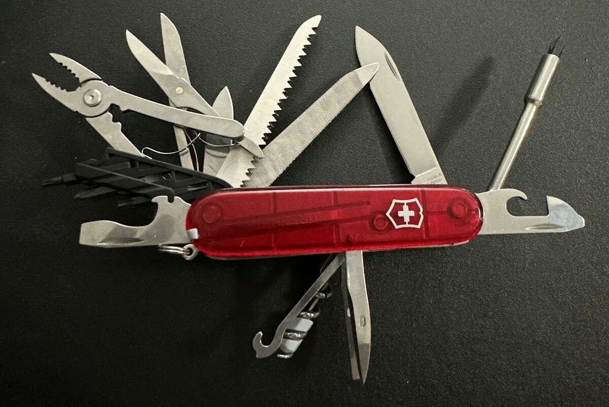 Один из лучших мультитулов Victorinox рекордно подешевел в России. Его отдают по цене пары инструментов Xiaomi