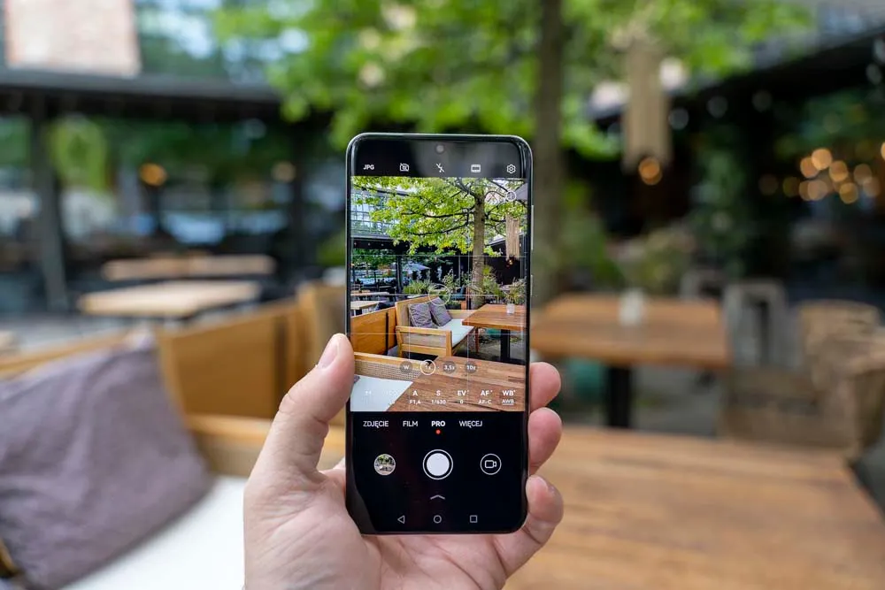 «iPhone нервно курит в сторонке». Легендарный фотофлагман Huawei отдают за бесценок