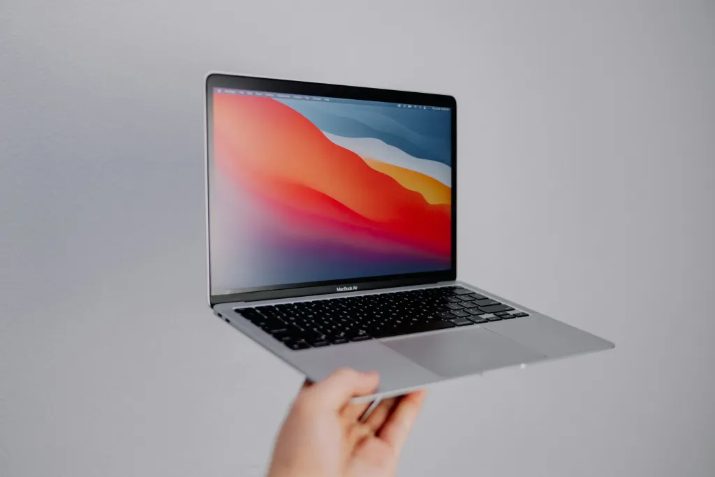 Брать ли MacBook Air M1 за 70 тысяч рублей? Эта и другие скидки на компьютеры Apple в России