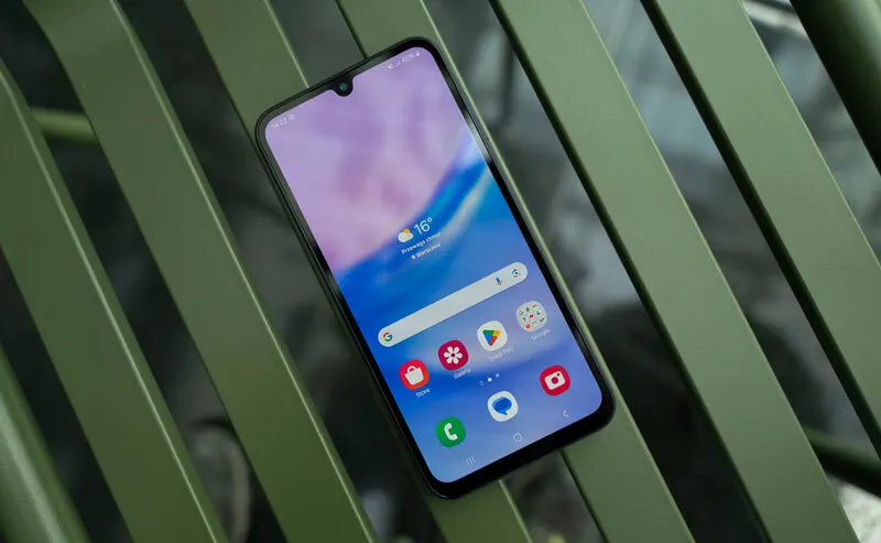 Этот Samsung Galaxy — настоящий король ультрабюджетников. У него практически нет недостатков