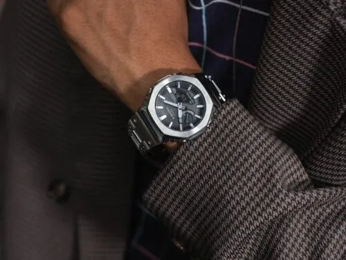 Casio выпустила крайне стильные часы G-Shock. Они полностью изготовлены из стали и подключаются к смартфону