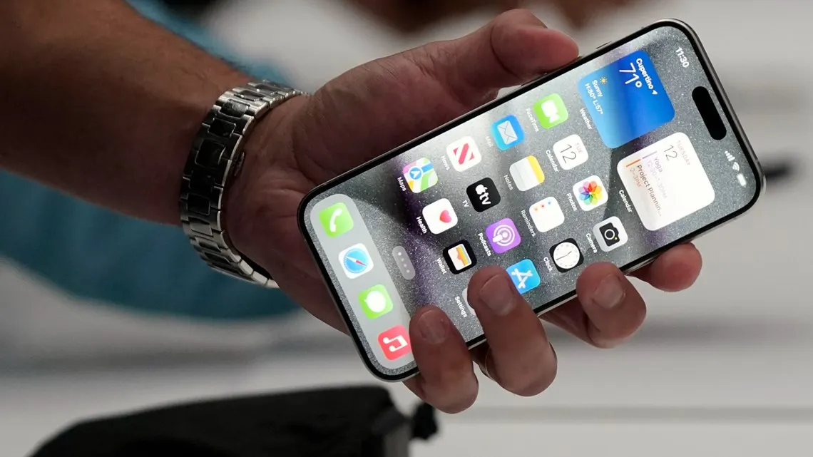 Какой базовый iPhone сейчас брать? Сравнили цены на все модели