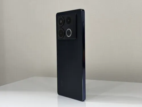 Пора хватать недооцененный Infinix. Это смартфон с топовым экраном и беспроводной зарядкой