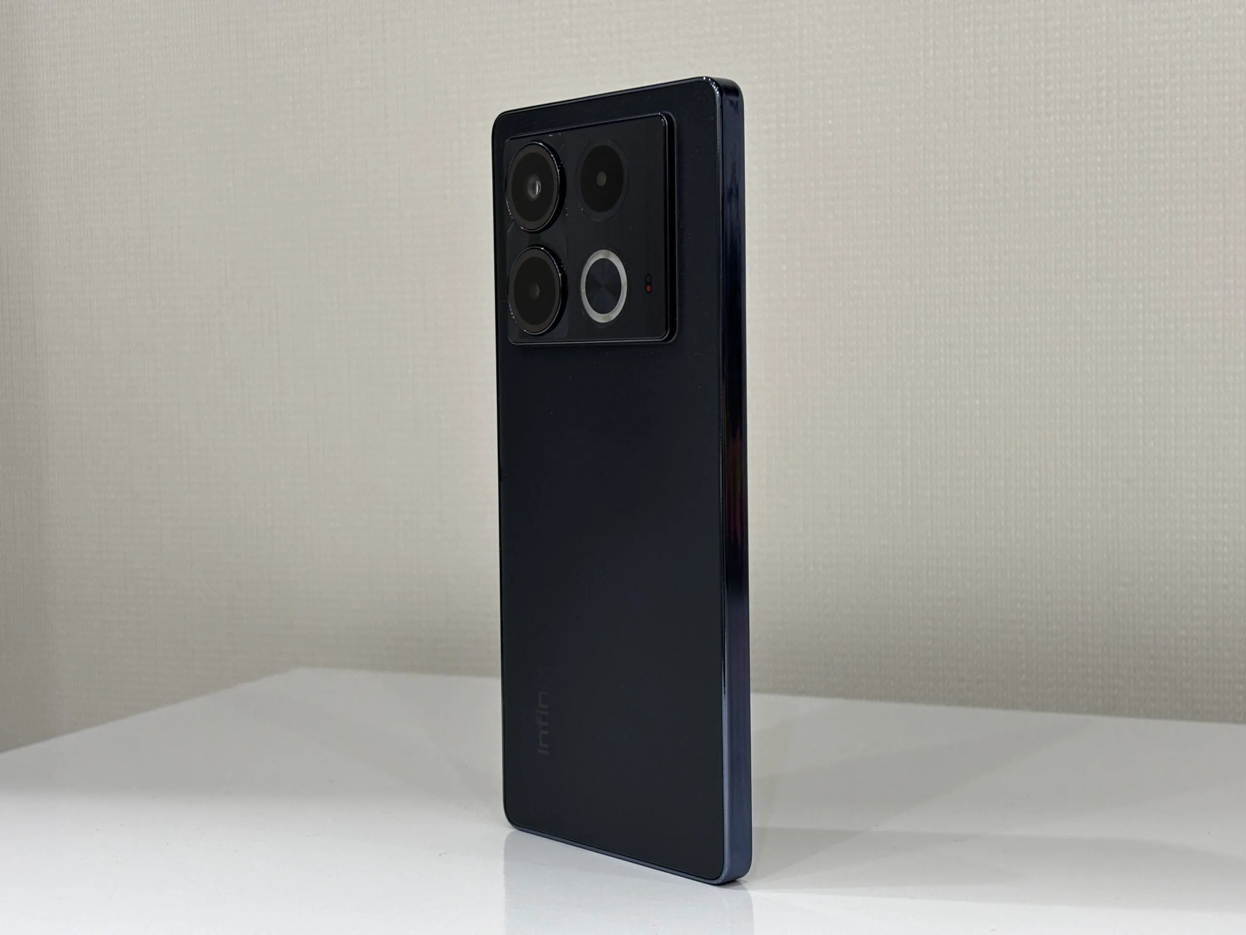 Пора хватать недооцененный Infinix. Это смартфон с топовым экраном и беспроводной зарядкой