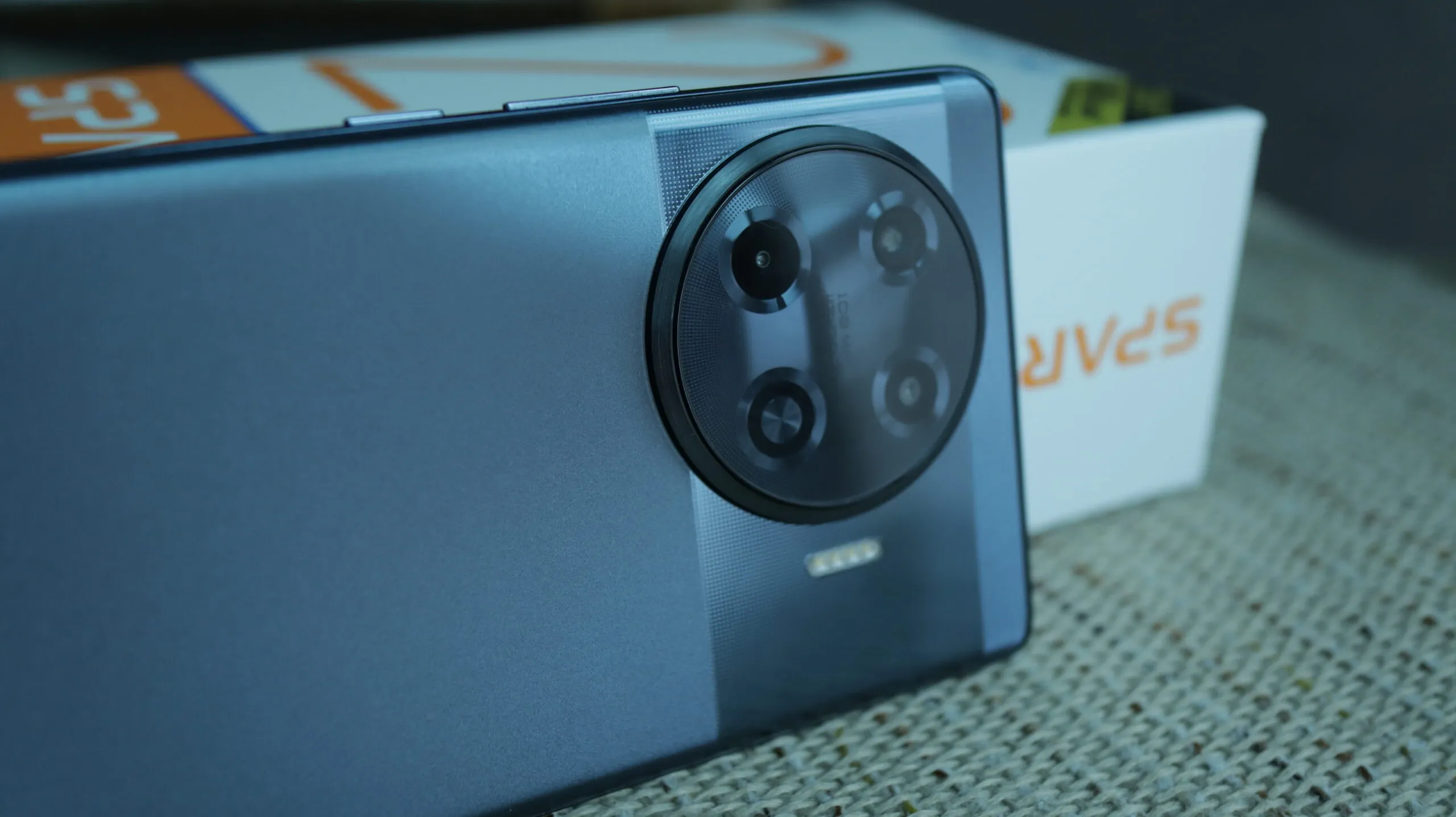 11 первых впечатлений от Tecno Spark 20 Pro+. Недорогой стиляга с роскошным дисплеем