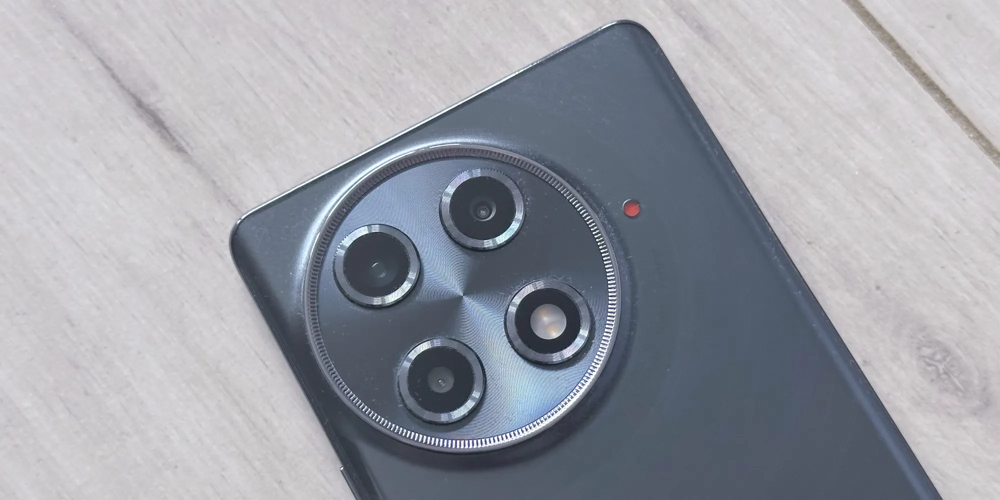 Станет ли Tecno Camon 30S Pro хитом? Это новый смартфон с беспроводной зарядкой и необычным процессором