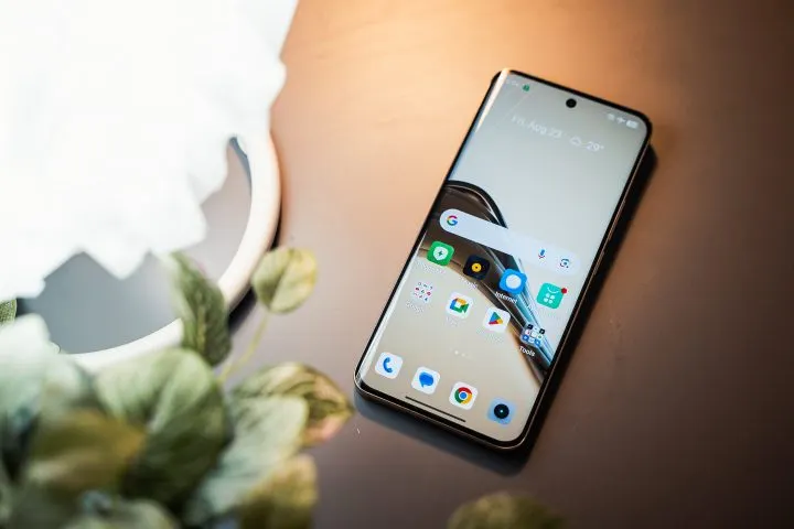 Свежий Realme уже можно заказать на Маркете. У него шикарный экран, крутые камеры и сверхбыстрая зарядка 