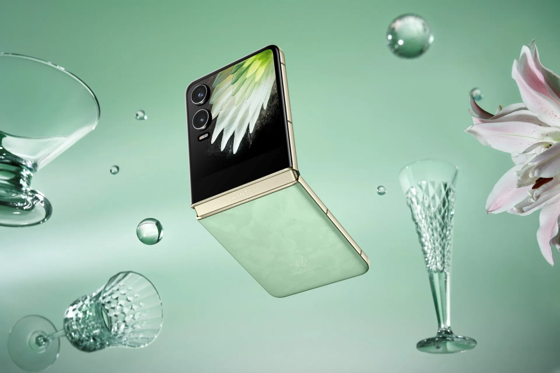 Эксперты выбрали 5 главных смартфонов октября. Три раскладушки, хит Xiaomi и бюджетник-ноунейм