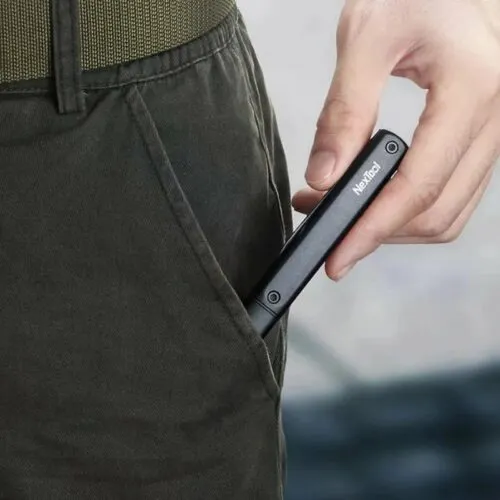 Полезный и надежный мультитул Nextool имеет форму ручки. Тут есть нож, ножницы и даже фонарик