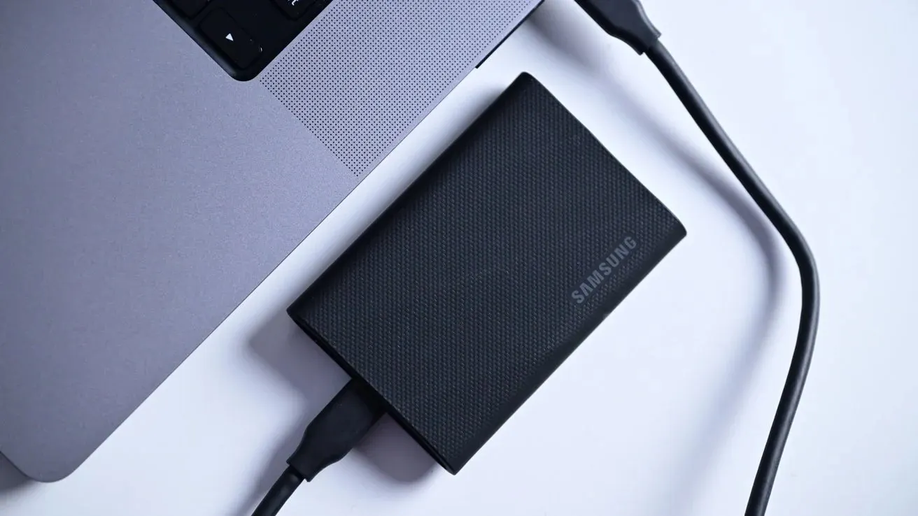 Самый быстрый внешний SSD от Samsung подешевел на распродаже. У него ударопрочный корпус и надёжная защита данных