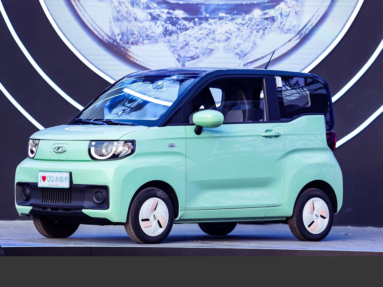 У Chery вышел микроавтомобиль за 500 тысяч рублей. Это забавный электрокар для городских поездок