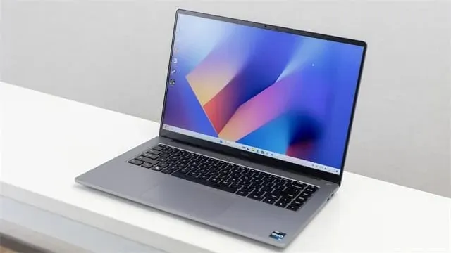 Нашли идеальный ноутбук для учебы и офисной работы. У него 120-герцовый экран, крутое железо и монструозная автономность