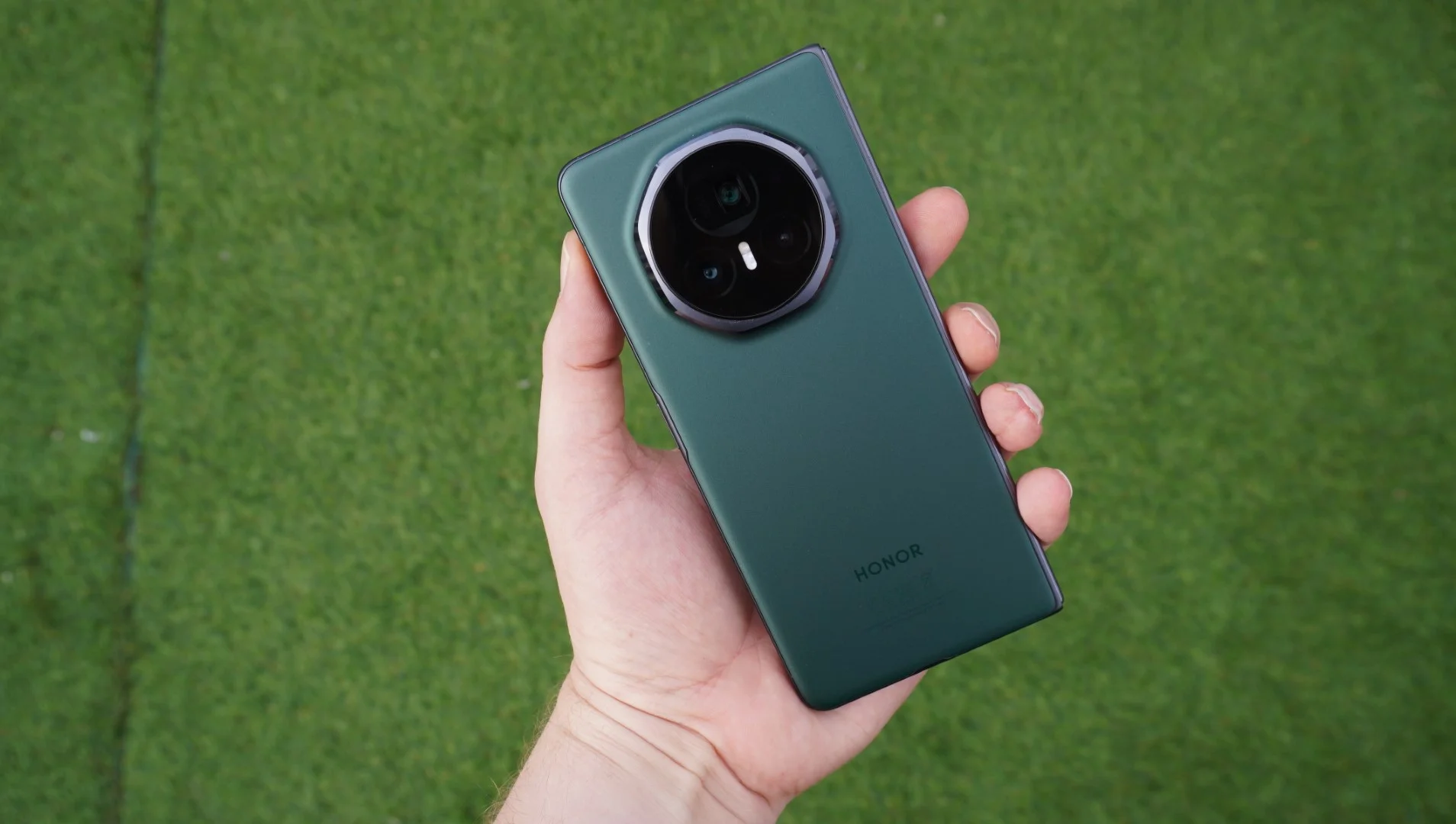 Протестировали лучший складной смартфон года. Вот плюсы и минусы Honor Magic V3
