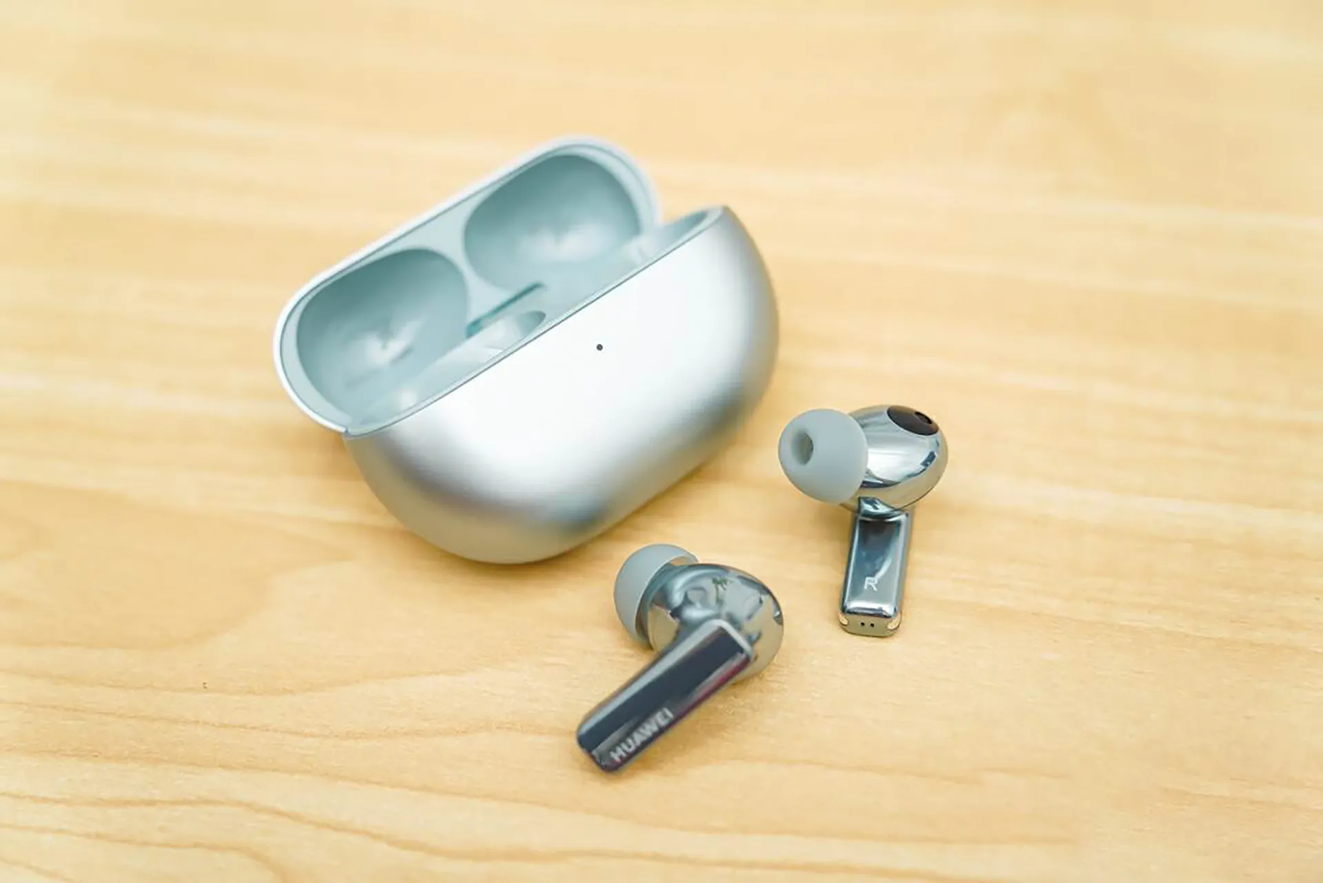 «Шумодав лучше, чем у AirPods». Премиальные наушники Huawei подешевели на Маркете