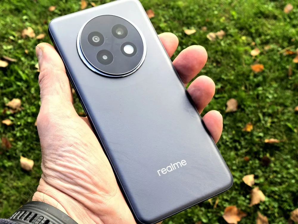 Realme 13+ сильно хвалят в сети. Действительно ли смартфон так хорош?