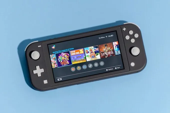 Самое время брать Nintendo Switch Lite. Самую компактную портативную консоль отдают с двойной выгодой