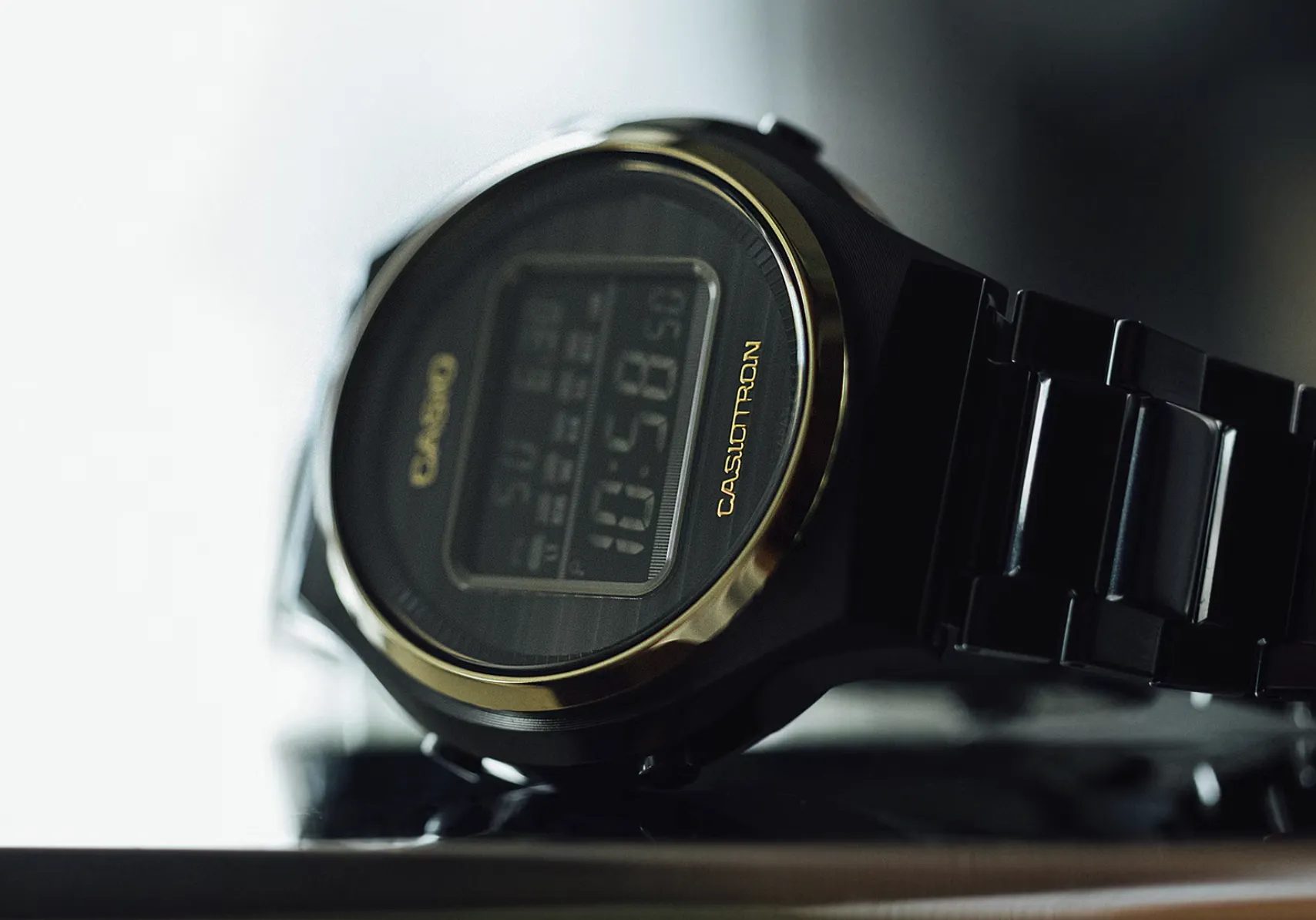Casio отметила важную дату шикарным релизом. Это классические часы из стали с умными функциями