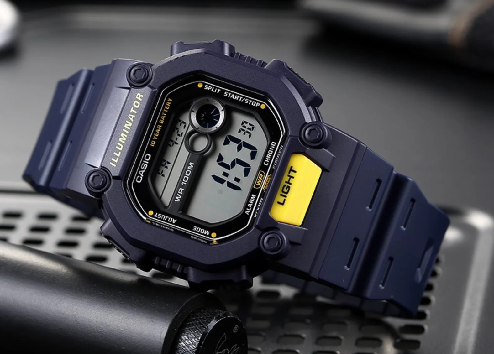 5 часов Casio, которые держат заряд 10 лет. Например, компактный вариант с кнопкой подсветки