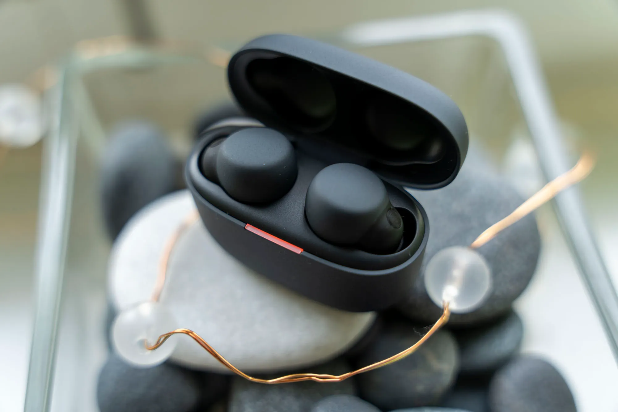 Об этих наушниках Sony все забыли, а зря. У них шикарная эргономика, отличный звук и куча полезных фишек