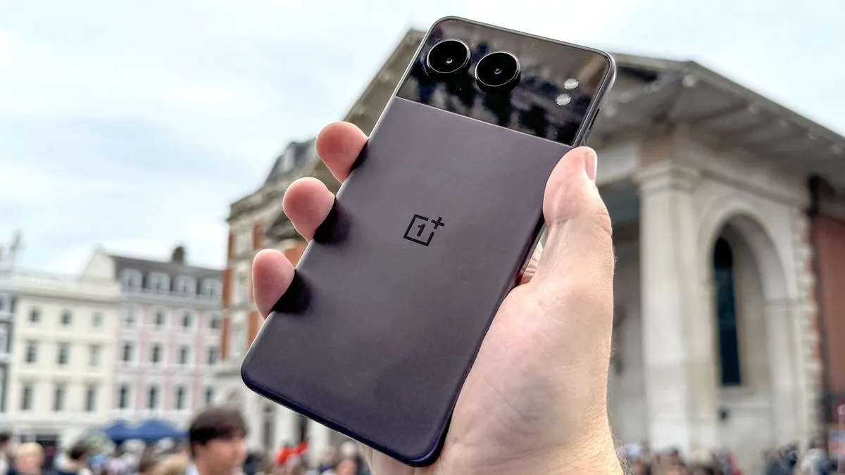 Про этот смартфон OnePlus все забыли, хотя это одна из самых необычных моделей на рынке. Стоит ли брать девайс в конце 2024 года?
